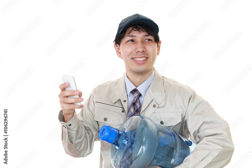 ボトルを運ぶ男性