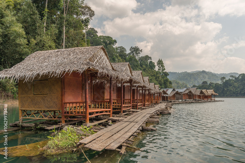 Schwimmende Hütten im Nationalpark Khao Sok 