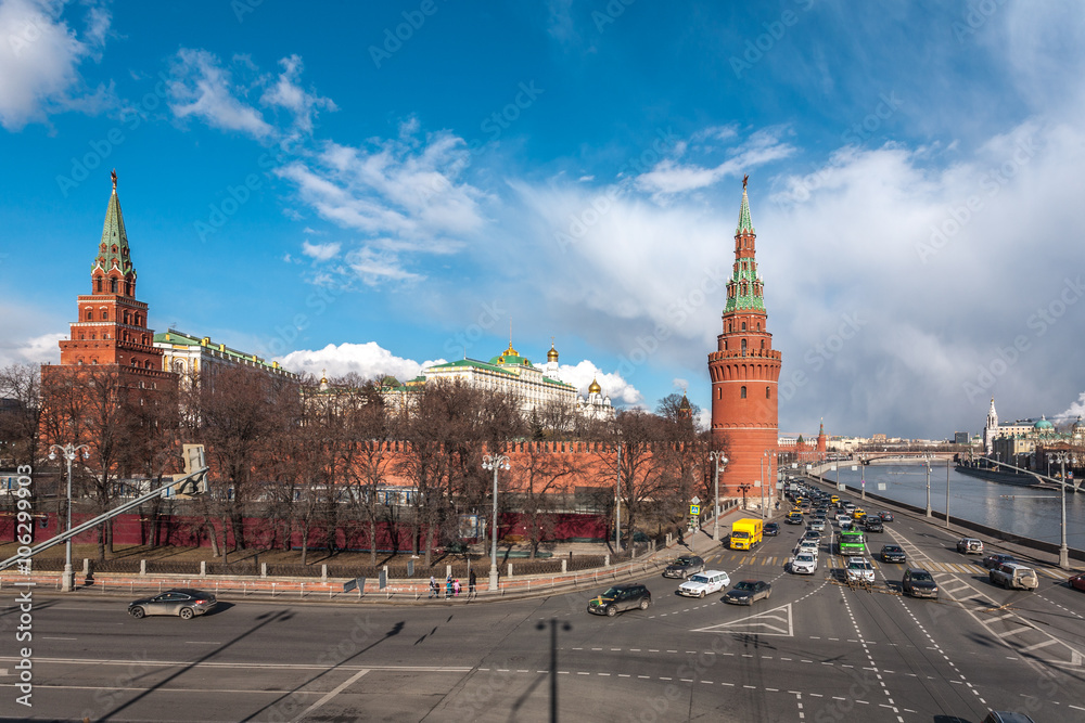 Obraz premium Moscow, Russia - March 20, 2016: Water platoon tower and Borovitskaya of a tower of the Moscow Kremlin, view from Big Stone Bridge.