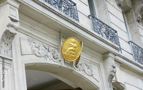 plaque de notaire jaune sur bâtiment  citadin photo