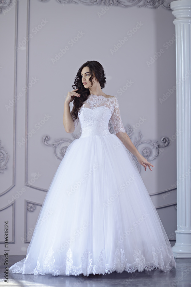 Morning of the Bride. Portrait of Beautiful Woman in White Luxury Wedding  Dress with Bridal Makeup and Hairstyle Stock Photo - Image of happiness,  beauty: 115349690