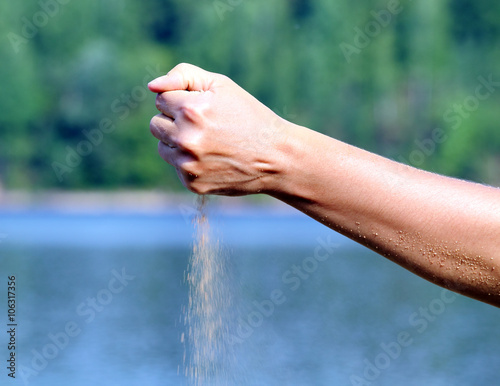 рука с песком 