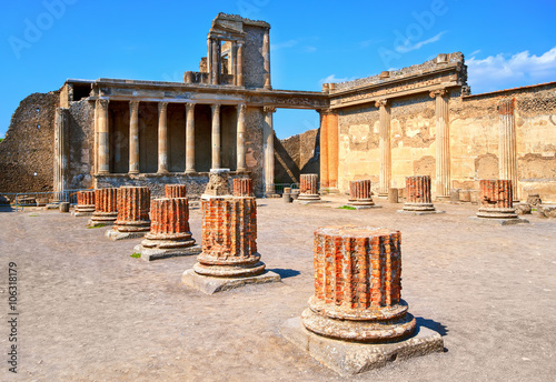 Foto Ruins of antique roman temple in Pompeii, Naples, Italy