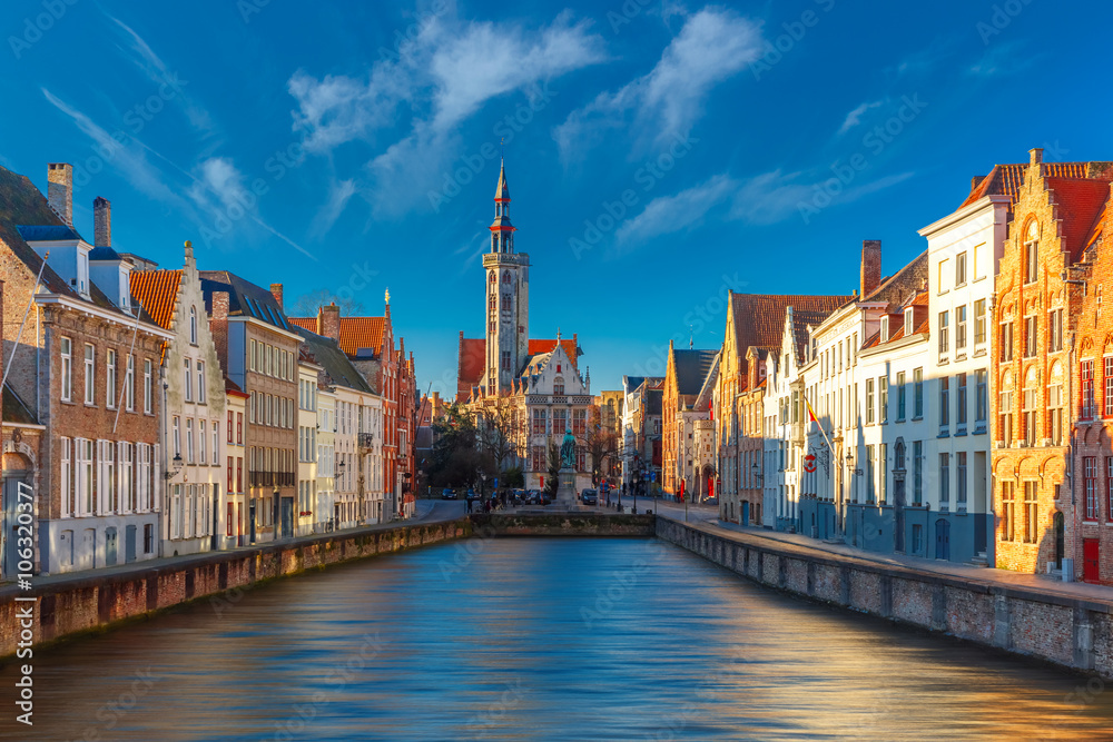Fototapeta premium Malowniczy pejzaż miejski z kanałem Spiegelrei i placem Jana Van Eycka rano w Brugii, Belgia