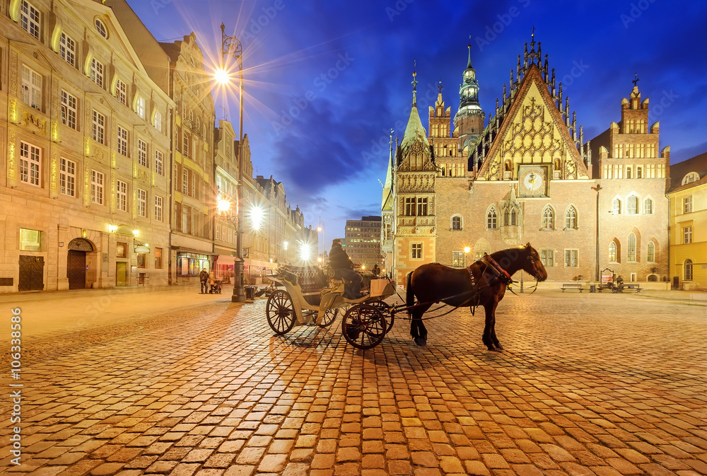 Obraz premium Horse carriages at market square in Wroclaw. Poland