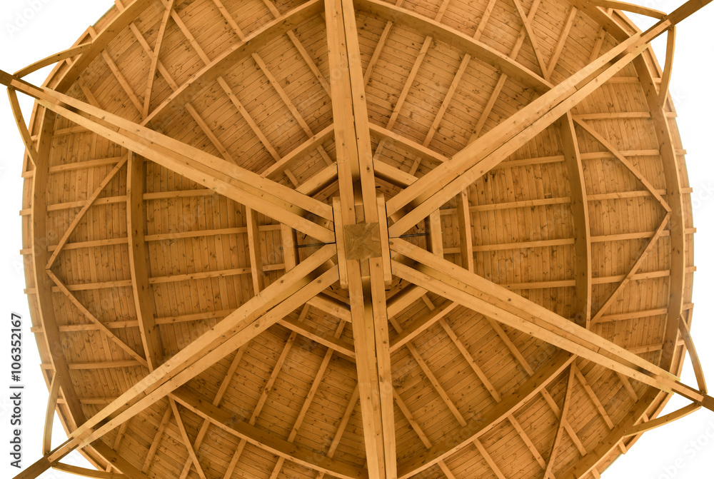 Gebälk eines runden Holzdaches in Froschperspektive aufgenommen mit dem Fischaugenobjektiv 