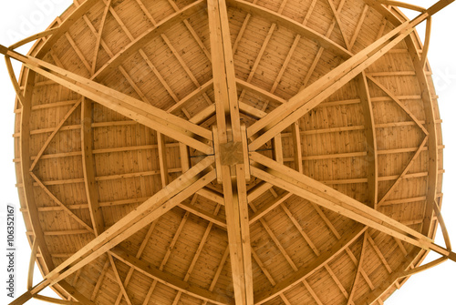 Geb  lk eines runden Holzdaches in Froschperspektive aufgenommen mit dem Fischaugenobjektiv 