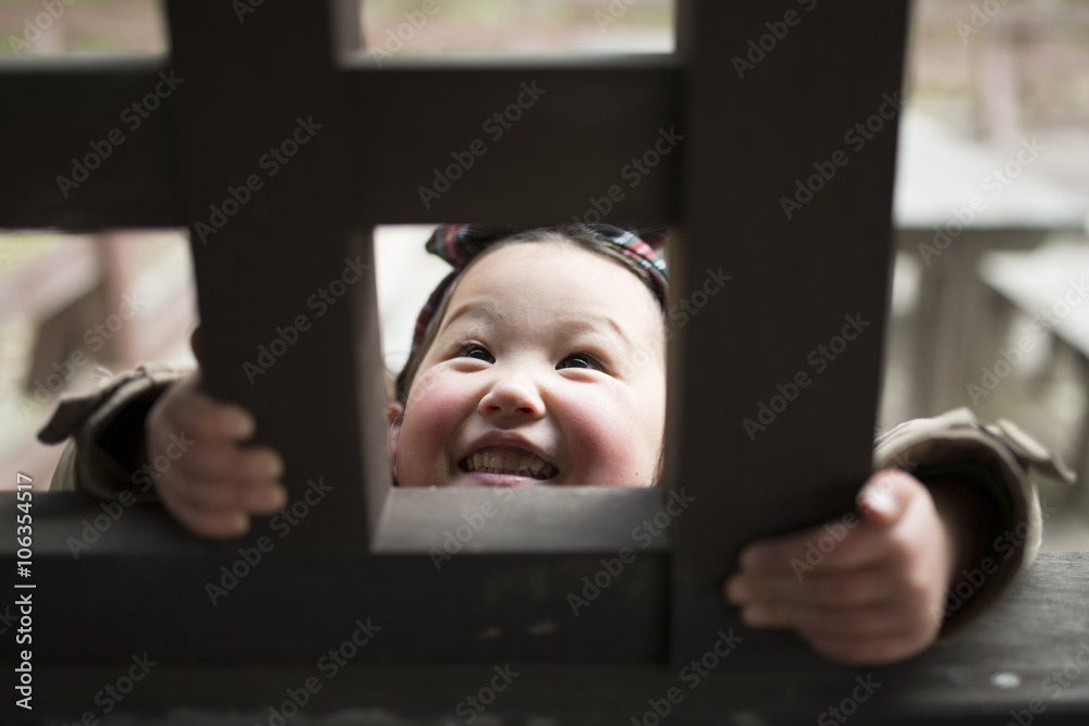 覗き見する女の子 Stock Photo Adobe Stock