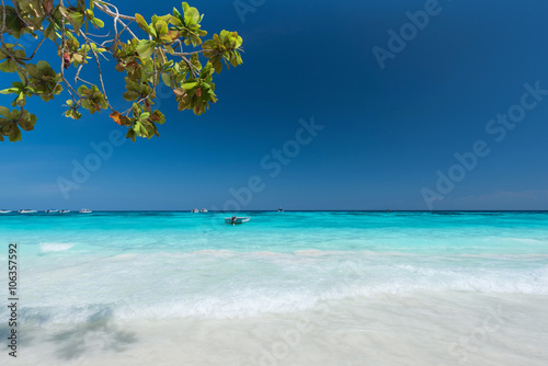 Fototapeta Naklejka Na Ścianę i Meble -  Refreshing tropical beach with blue sky