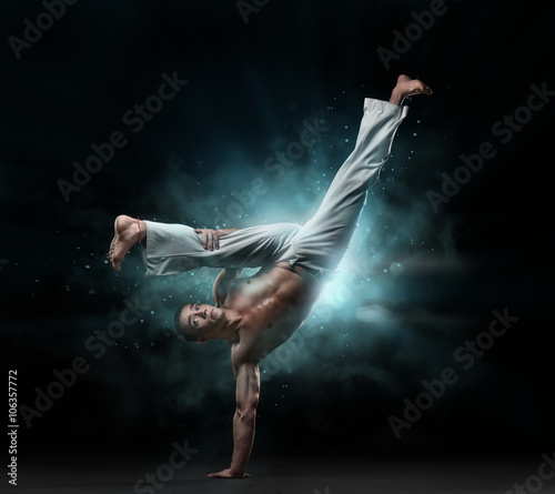 Tablou canvas male fighter trains capoeira
