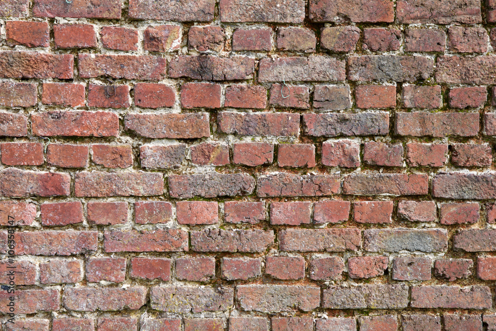 Hintergrundbild einer sanierungsbedürftigen texturierten Ziegelstein-Wand 