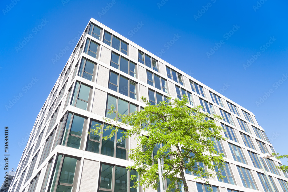 Bürogebäude und Baum, Deutschland