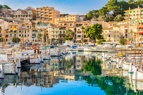 Photo View of port Soller coast with moored boats Majorca Spain
