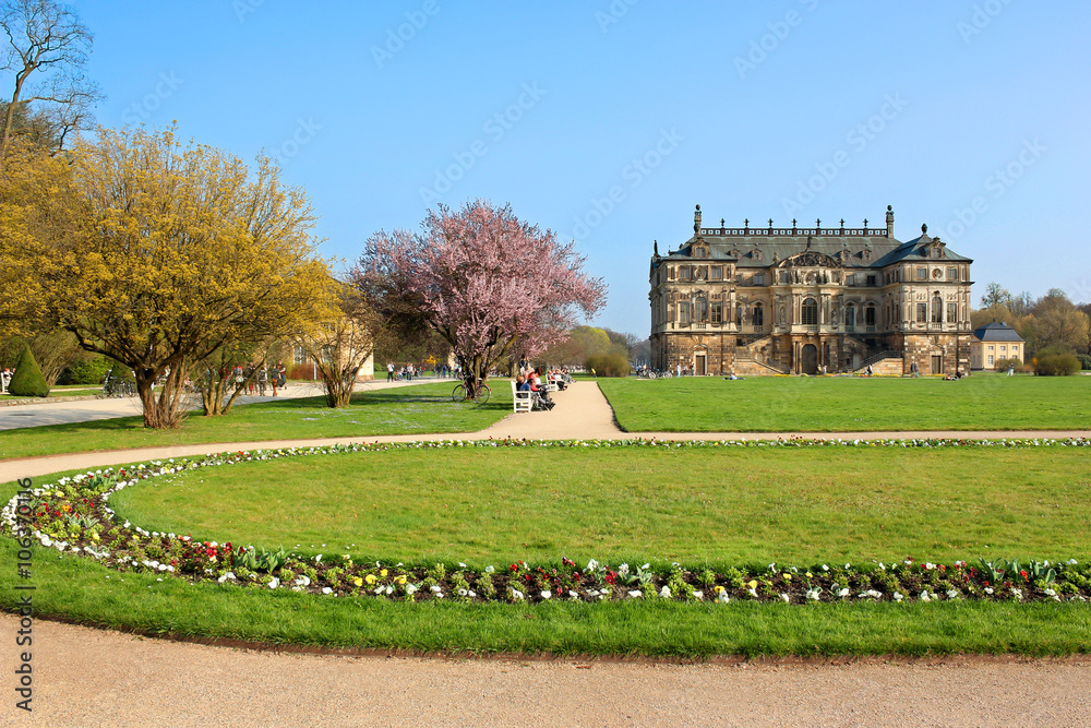 Großer Garten Dresden mit Palais im Frühling StockFoto Adobe Stock