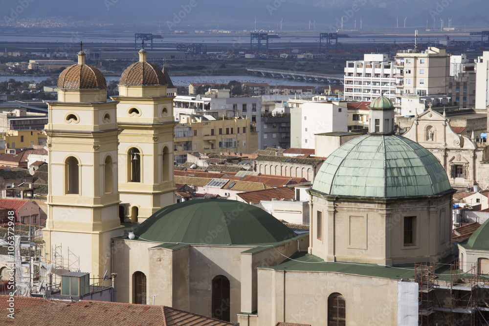 Panorama di Cagliari, sullo sfondo si intravede la Chiesa di Santa Chiara