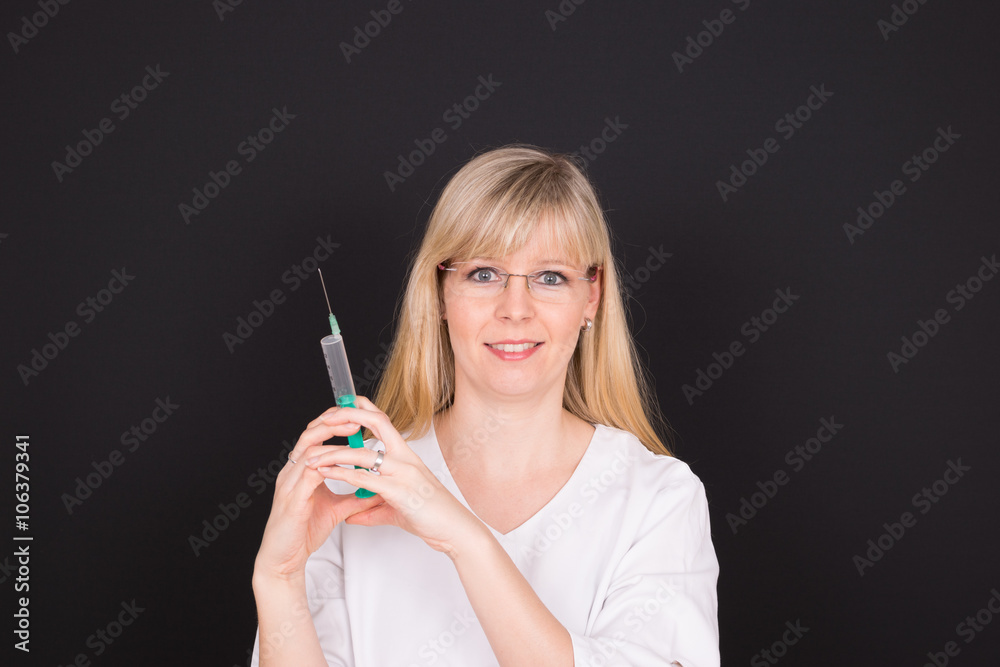 Obraz premium hübsche Krankenschwester mit Spritze