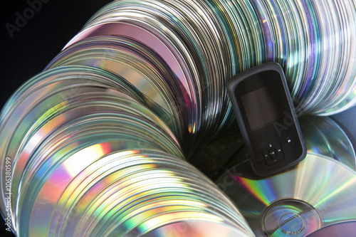 CD y  DVD formando una fila junto a reproductor MP3 photo