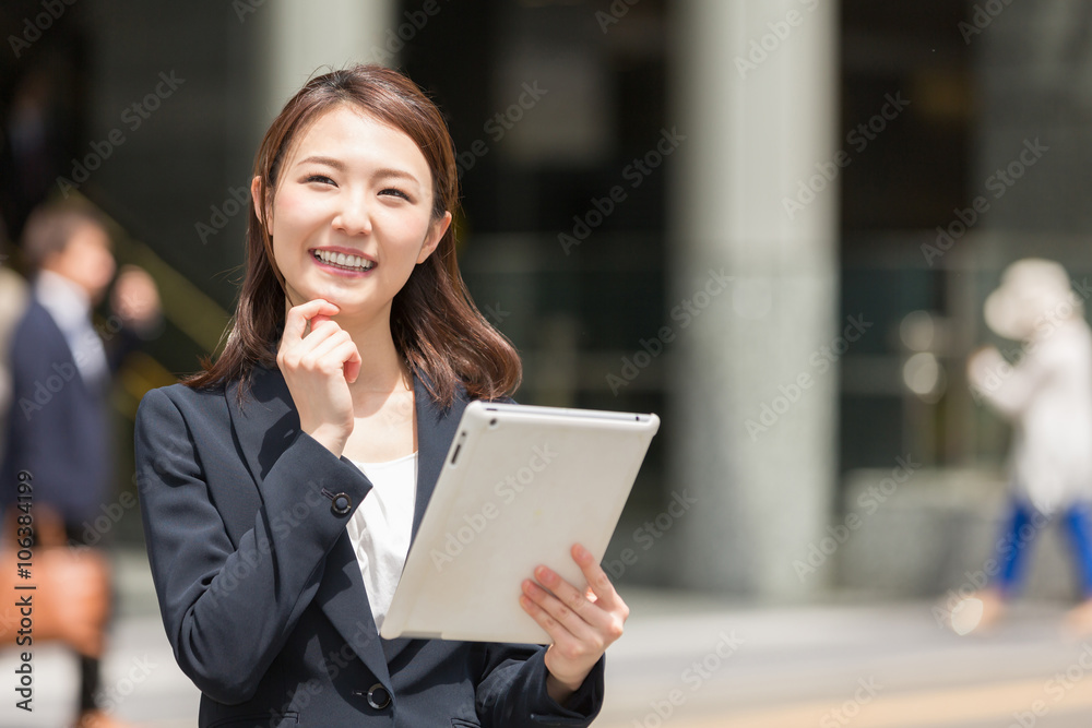 タブレットを見る女性 ビジネス タブレットを見る女性 ビジネス