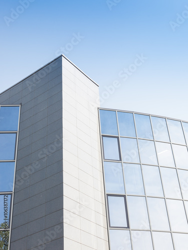 moderne Glasfassade- Hochformat