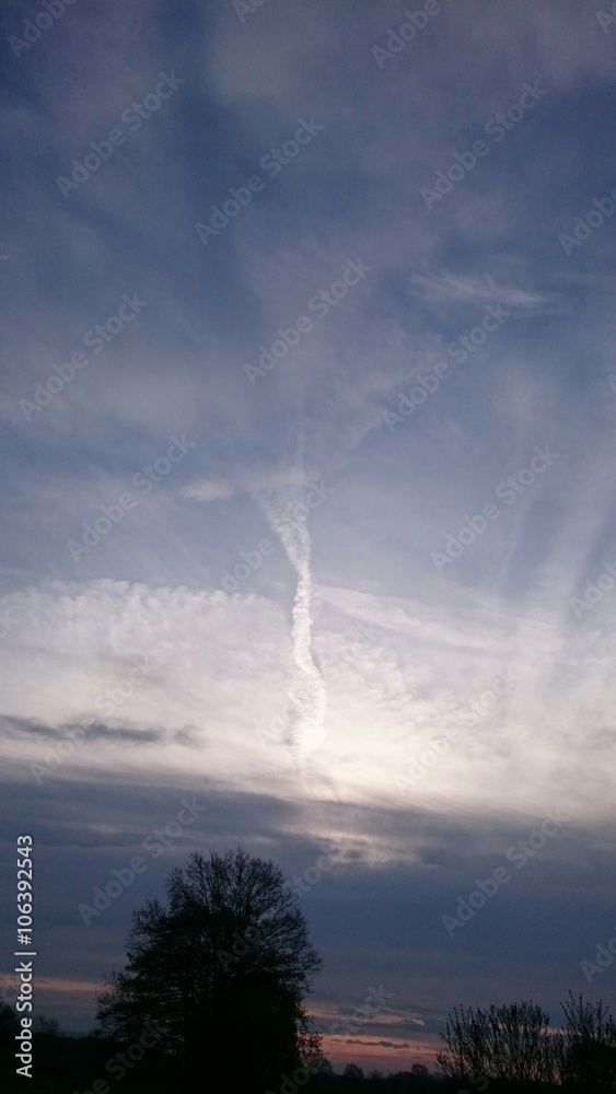 Kondensstreifen am Morgenhimmel Kondensstreifen am Morgenhimmel