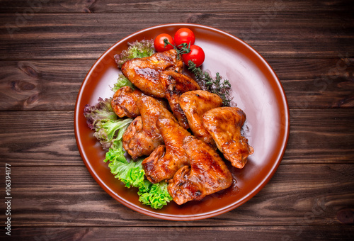Grilled chicken wings with vegatables and seasoning