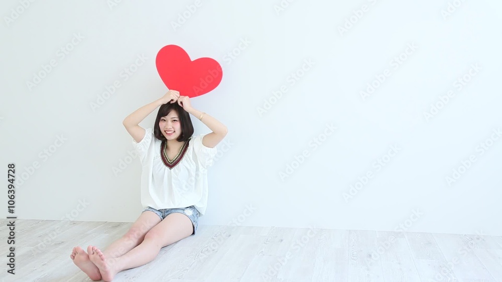 ハートを持つ女性 ハートを持つ女性