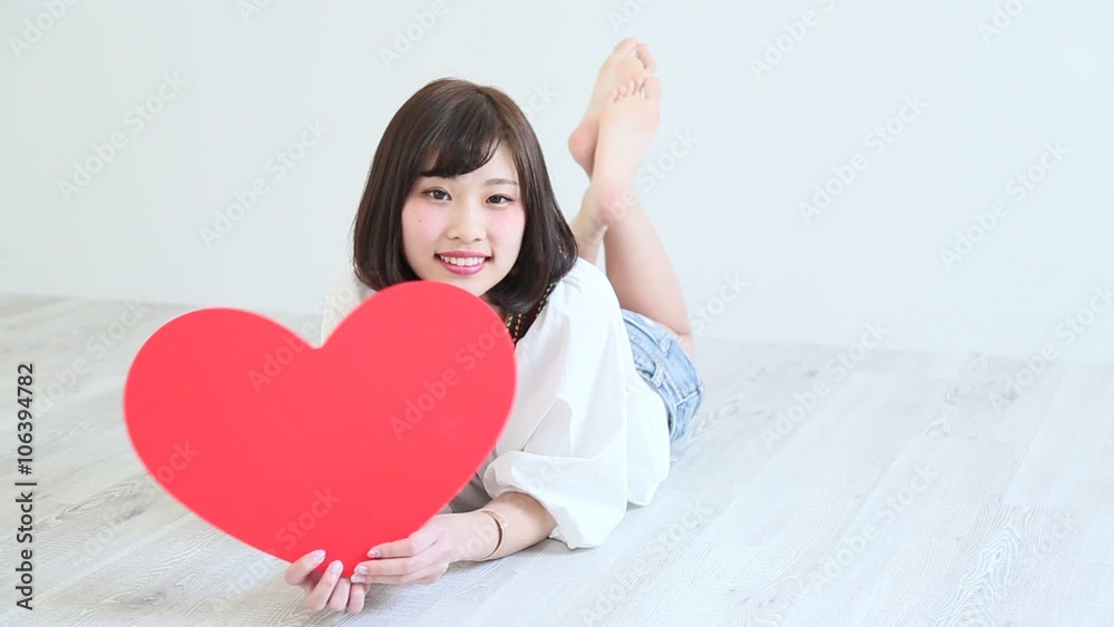 ハートを持つ女性 ハートを持つ女性