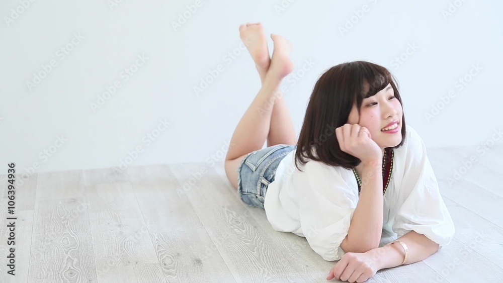 くつろぐ女性 くつろぐ女性