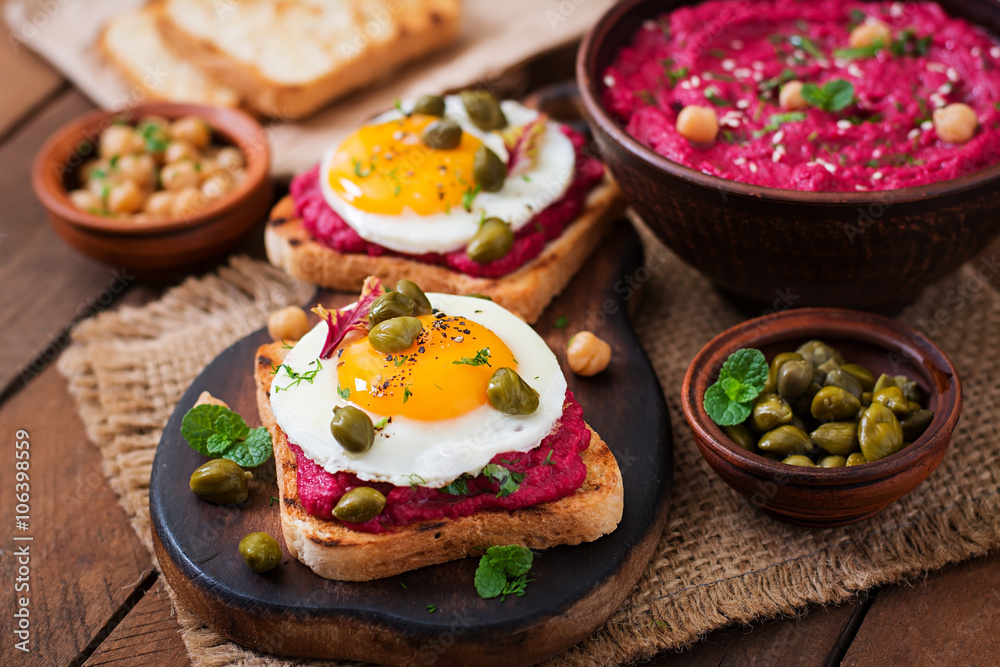 Diet sandwiches with beet root hummus, capers and egg Diet sandwiches with beet root hummus, capers and egg