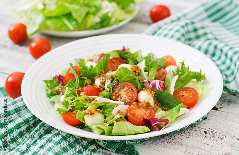 Dietary salad with tomatoes, mozzarella lettuce with honey-mustard dressing Dietary salad with tomatoes, mozzarella lettuce with honey-mustard dressing