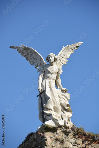 escultura de mármol de un Ángel Guardián