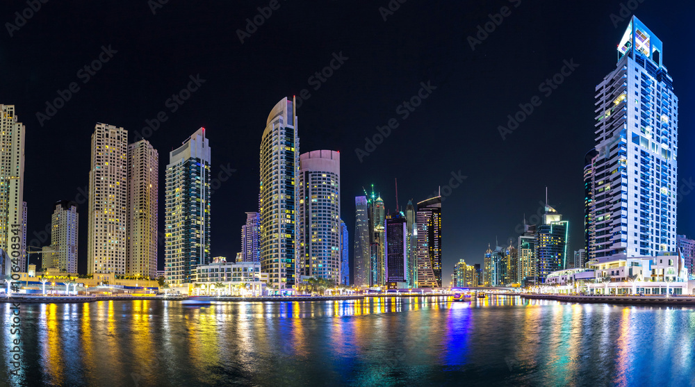 Fototapeta premium Panorama mariny w Dubaju