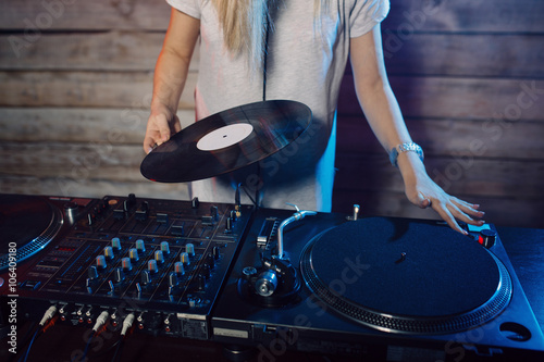 Εκτύπωση καμβά Cute dj woman having fun playing music at club party