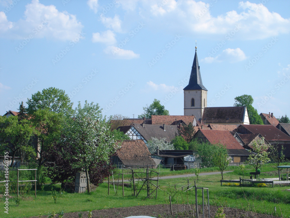 Das Dorf Rothausen mit Kirchturm