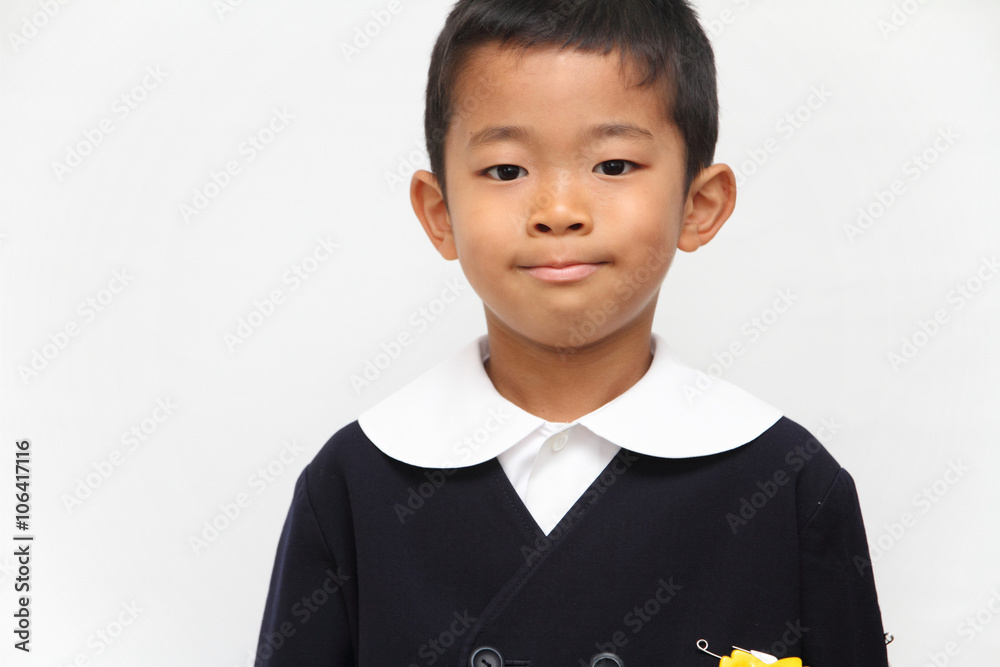 幼稚園の制服を着る幼児(6歳児)