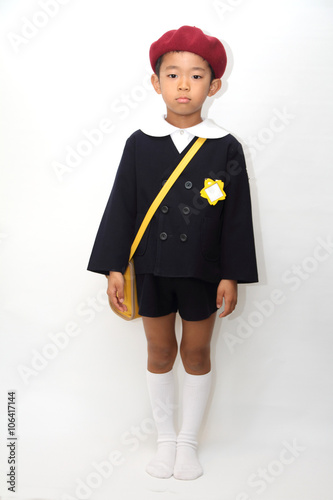 幼稚園の制服を着る幼児(6歳児)