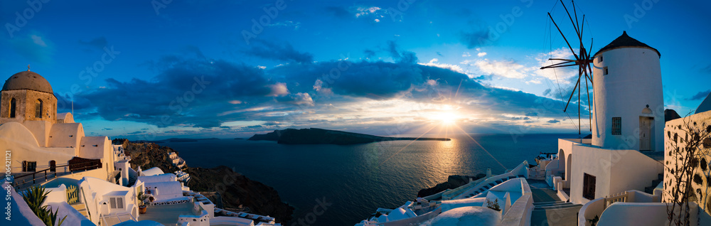 Naklejka premium Sławna piękna Oia wioska na lato ranku, Santorini isla
