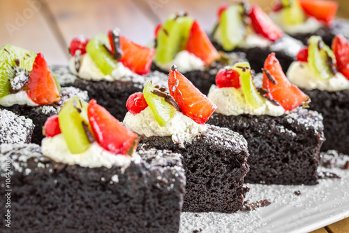 Konstfotografi Cake chocolate brownies with strawberry and kiwi decoration