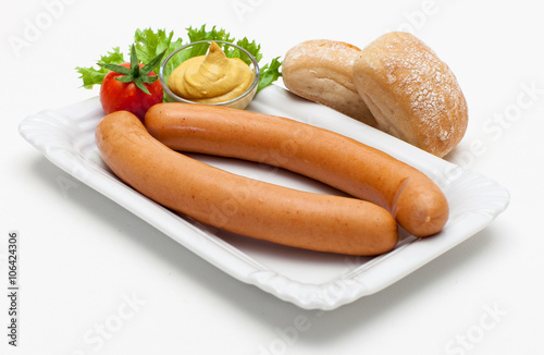 Ein Paar Wiener Würstchen mit Brötchen und Senf