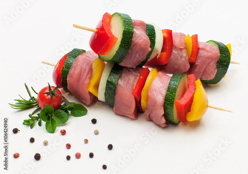 Fleischspieße mit Zucchini und Paprika photo