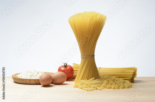 Pasta espagueti, tallarines y codos cruda