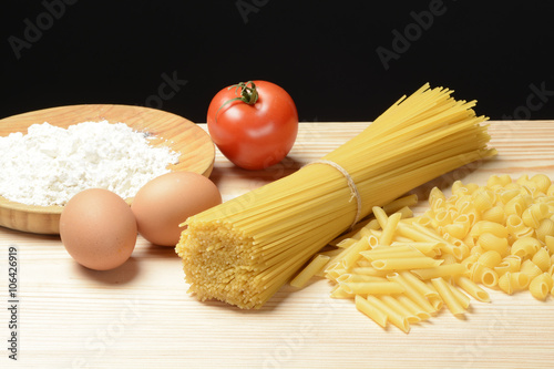 Pasta espagueti, tallarines y codos cruda
