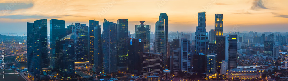 Naklejka premium Singapur wieżowce w centrum miasta o zachodzie słońca