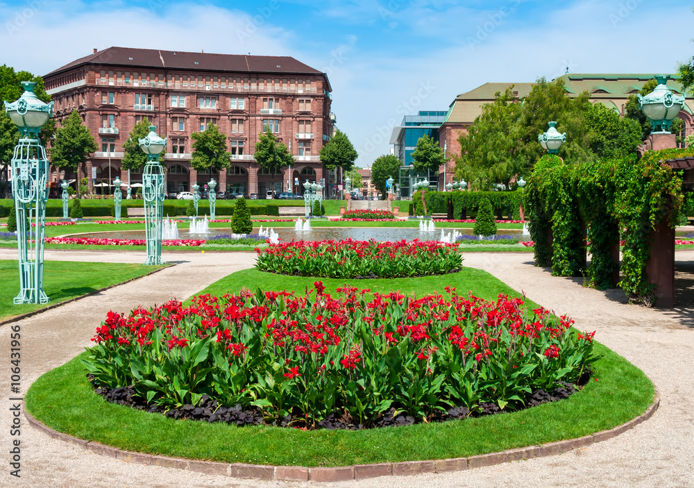 Naklejka premium Fountain in the town square.