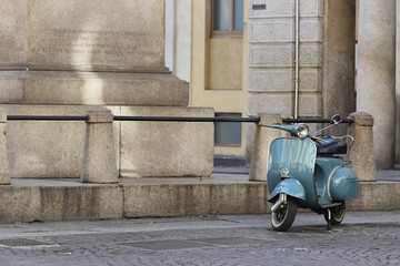 Bilder mit Rahmen Roller Alter italienischer Motorroller im Retrostil  © marcovarro