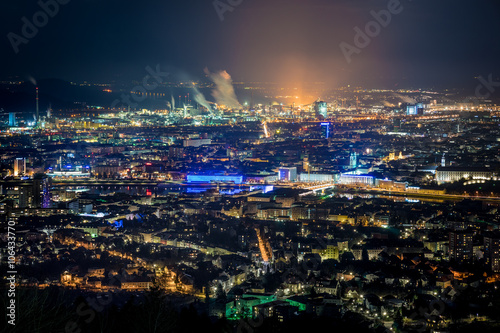 Linz bei Nacht (Innenstadt und leuchtende Stahlindustrie)
