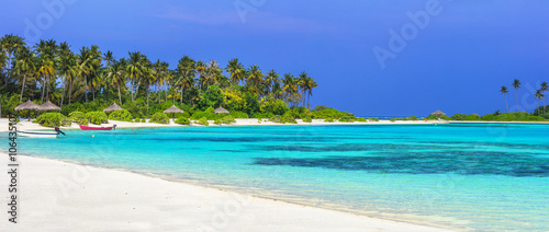 Fototapeta Naklejka Na Ścianę i Meble -  panorama of tropical beach in Maldives islands