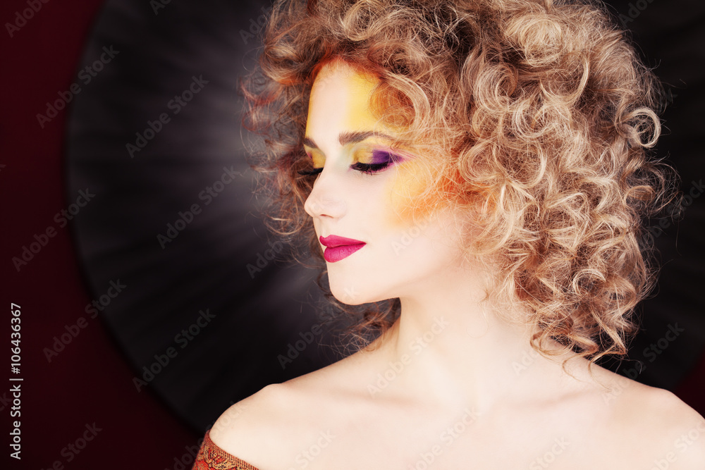 Fototapeta premium Glamorous Woman. Moda Makijaż i Blondynka Kręcone Włosy