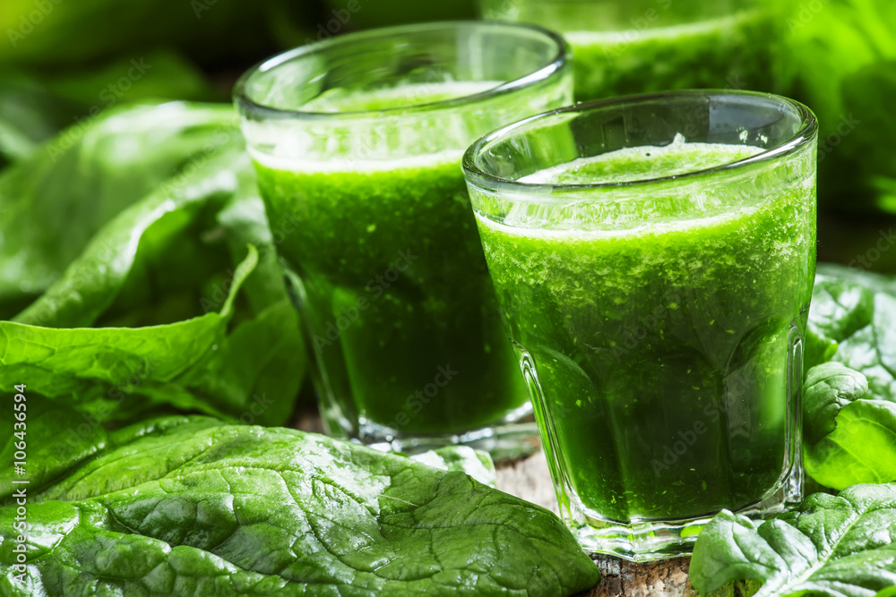 Green juice of spinach, apples and lemon, small glasses, selecti Green juice of spinach, apples and lemon, small glasses, selecti