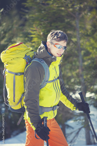 Foto A traveler with a backpack.